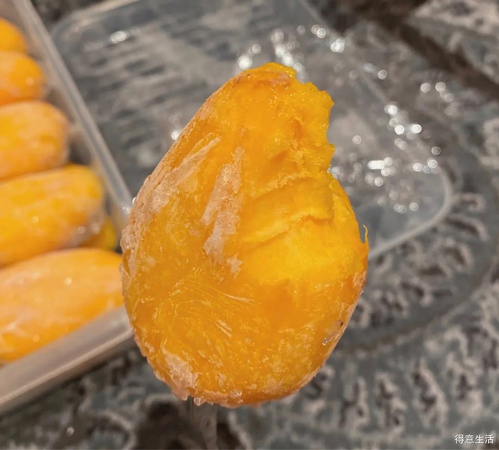芒果这样吃才是最爽的！夏天芒果的真实用途是当做雪糕啊！