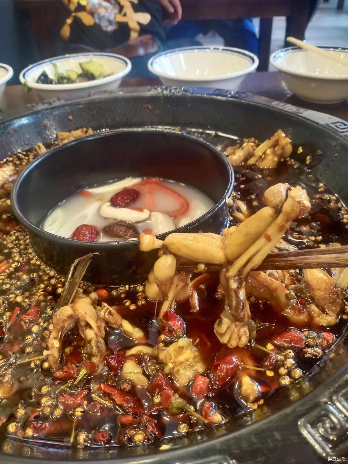 崔姑爷之60多活牛蛙火锅自助餐，吃辣的来！