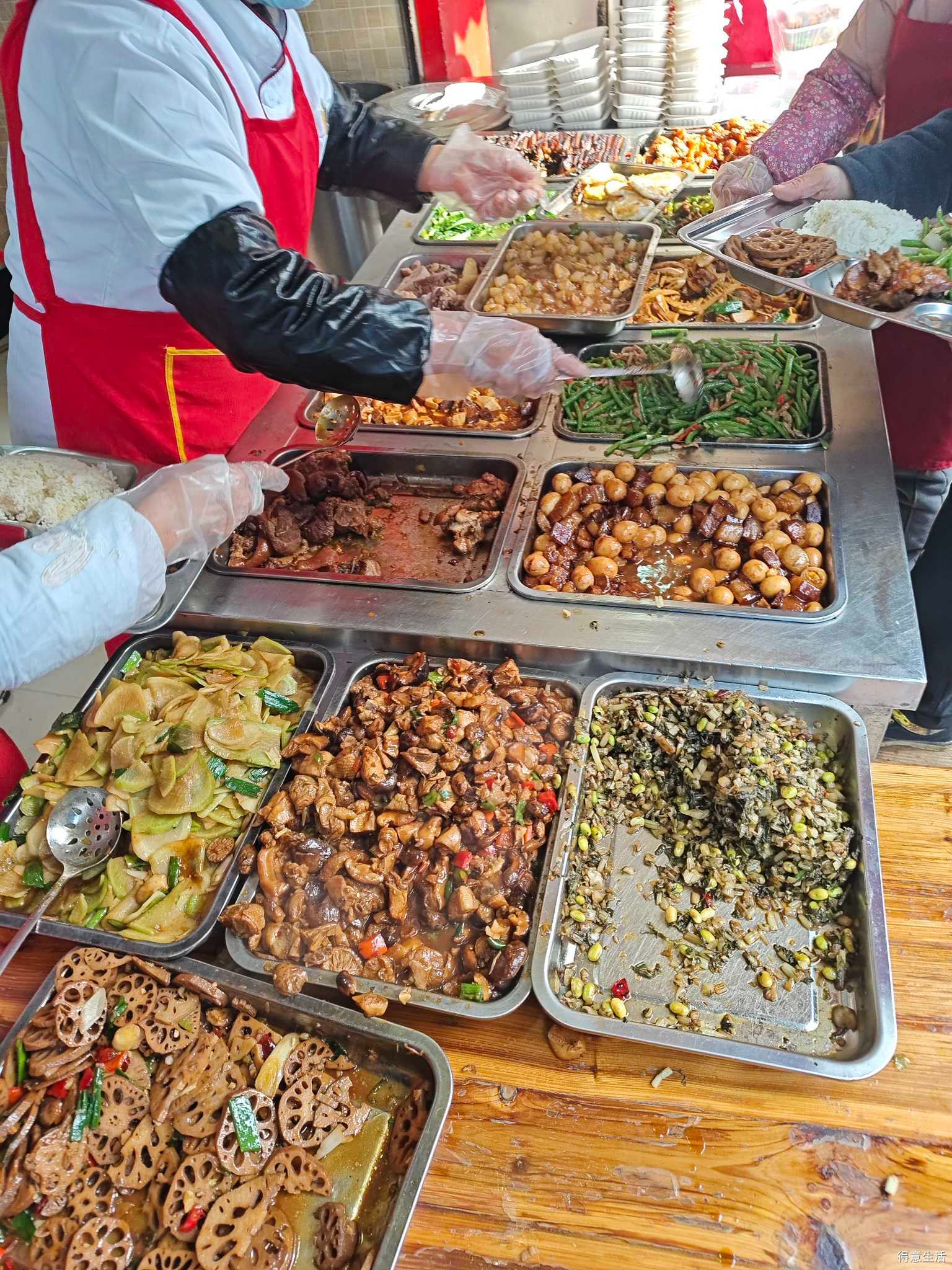 中午附近吃个盒饭，15元，可以选4个菜