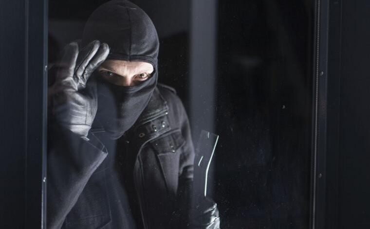 半夜有人夜袭我们家!是小偷还是杀人?